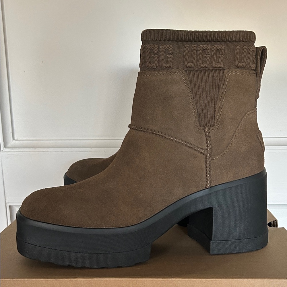 UGG Women's Moxy Chelsea Boot